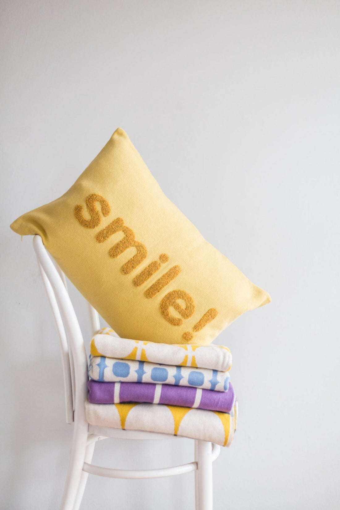 Smile Kissenbezug Gelb, Punchneedle-Stickerei