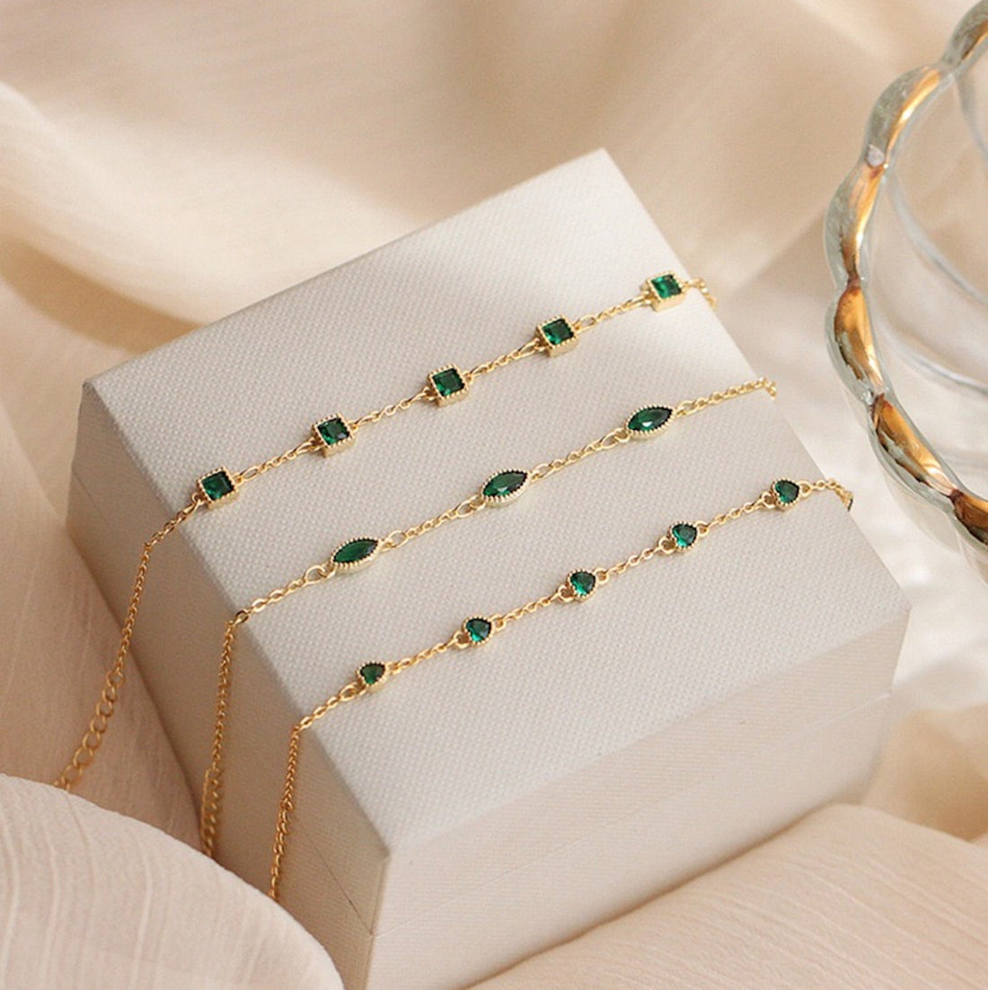 Elegante Armbänder aus Gold-Vermeil im königlichen Smaragd-Look