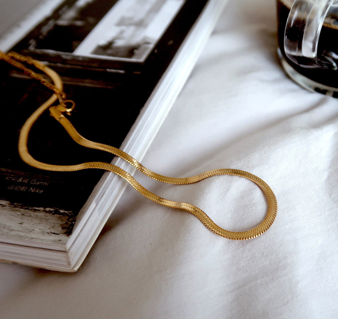 Breite Version: Vergoldete klassische Serpentinen-Kettenkette aus Knochen – flach – 3 mm breit