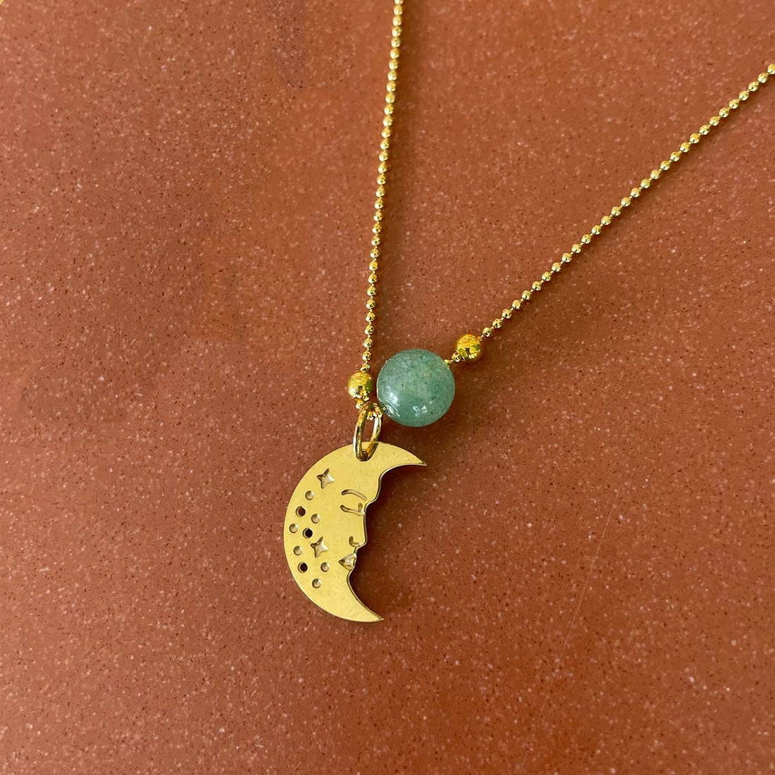 Goldene Halskette aus Jade mit Mondgesicht