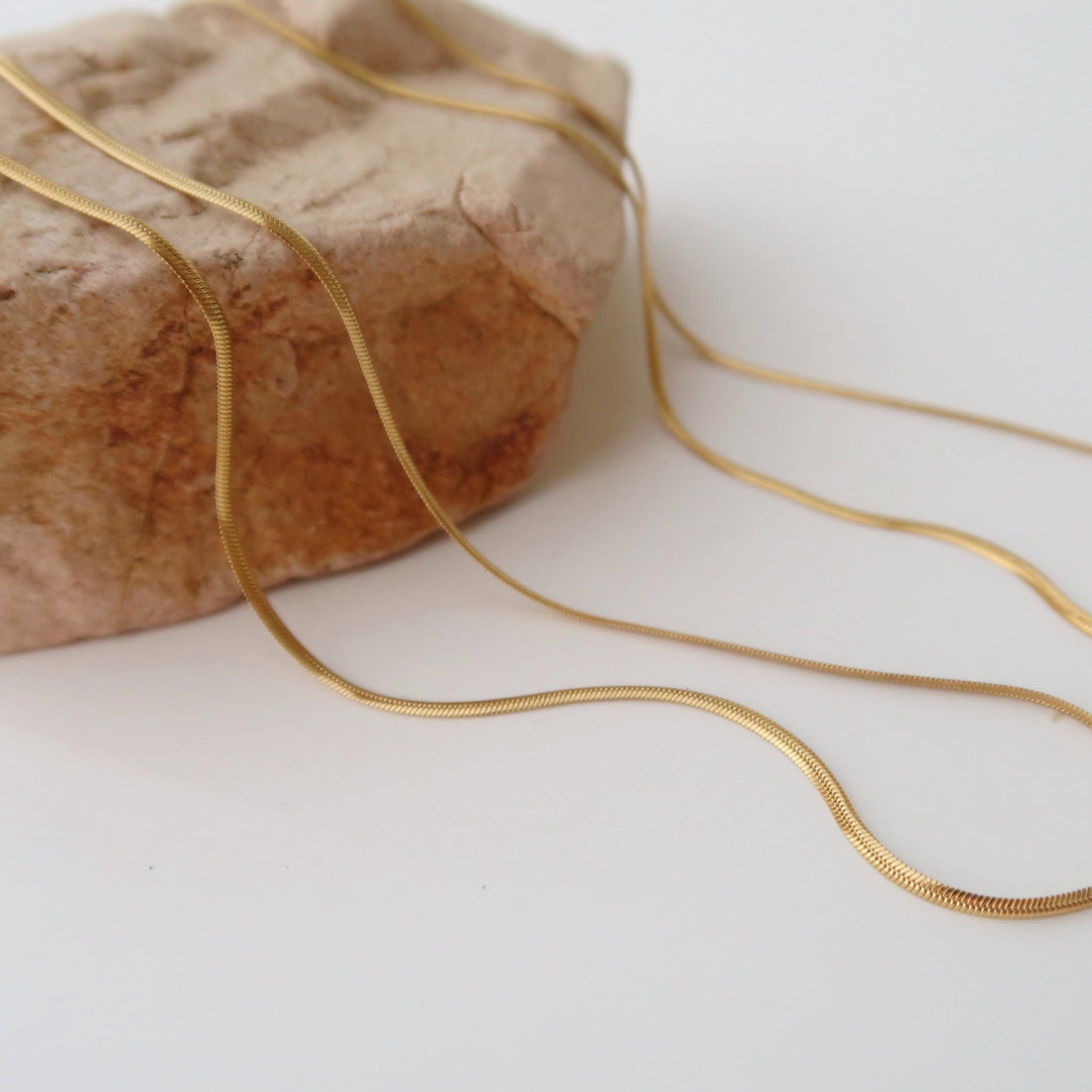 Schlanke Version: Vergoldete klassische Serpentinen-Kettenkette aus Knochen – flach – 1,2 mm breit