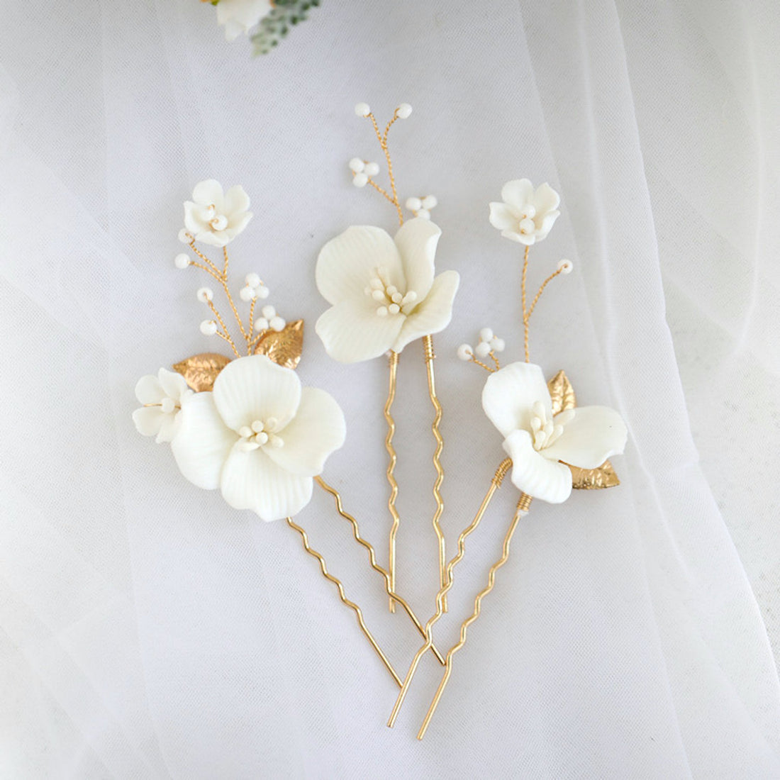 Handgefertigte Braut-Haarnadeln aus Keramik mit weißen Blumen – ein 3er-Set – Gold und Silber
